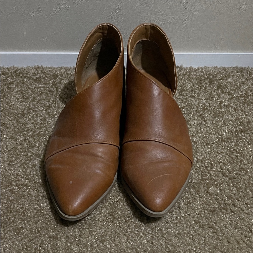 Universal Thread Tan Leather Pointed Flats